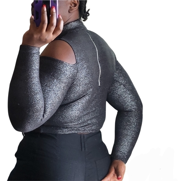 Bebe Y2K cold shoulder gunmetal Mettalic mock neck cropped top size L - Picture 3 of 12
